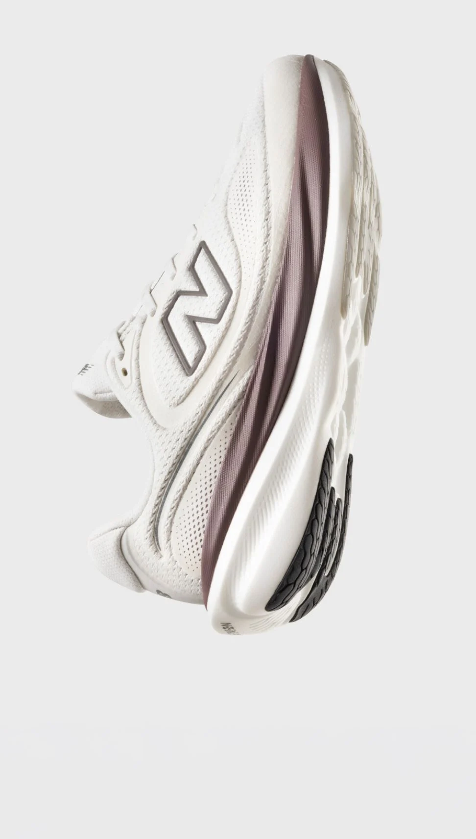 Une paire de chaussures 1080 sur fond gris. 