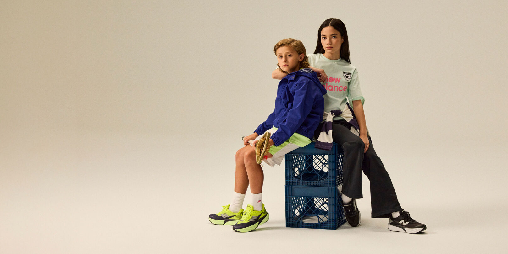 Un gar&ccedil;on et une fille portant des chaussures FuelCell Rebel.