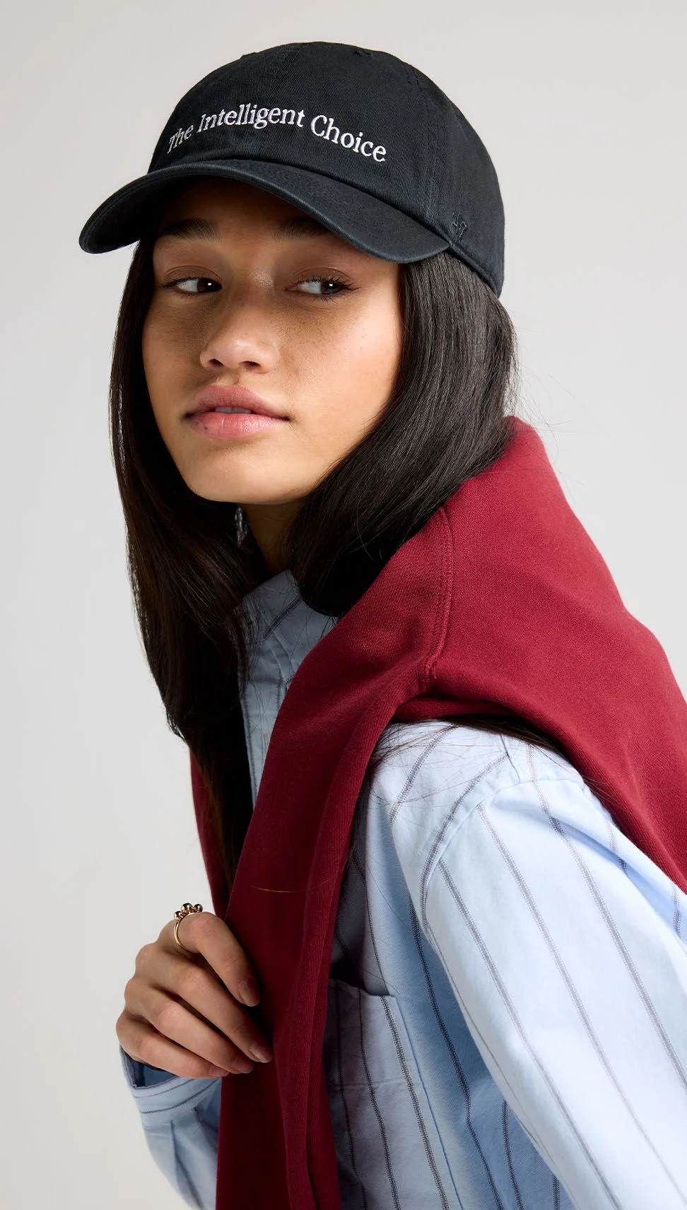 Un portrait en gros plan d&rsquo;une femme portant un chapeau noir de '47 avec le texte &laquo; The intelligent choice &raquo; au centre du chapeau. 