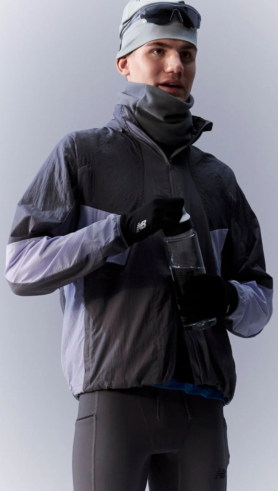 Un homme portant des v&ecirc;tements de la collection RC.