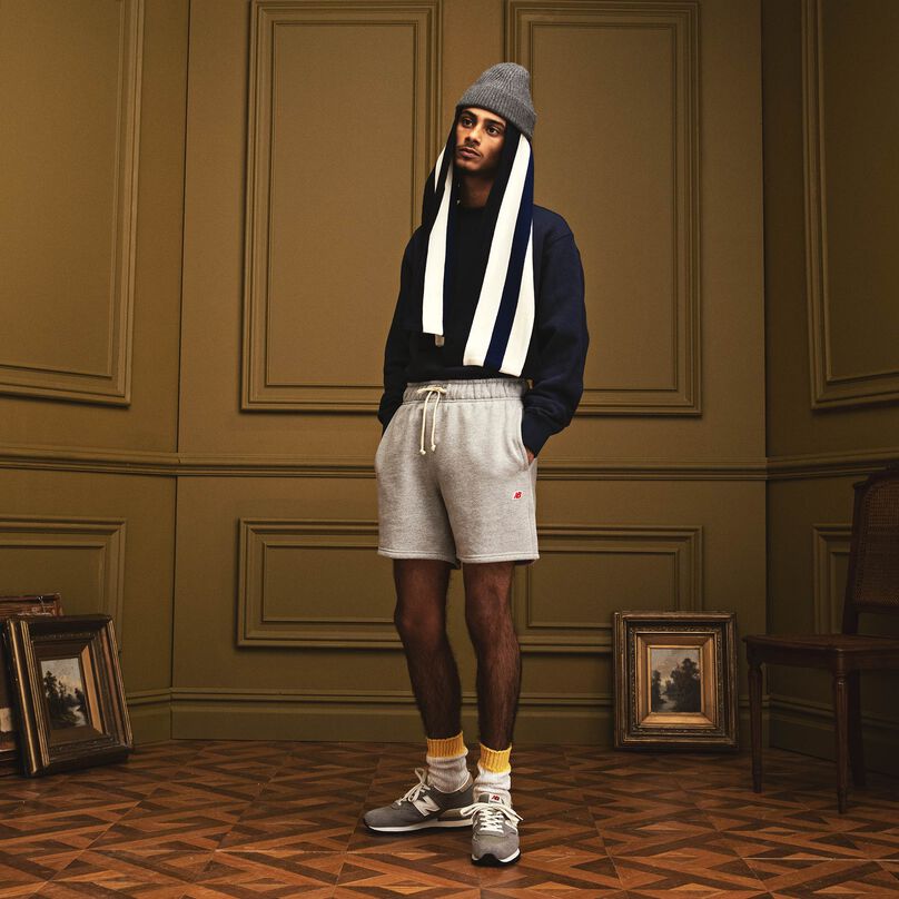 Homme debout dans un bel environnement intérieur et portant des vêtements et des chaussures de la collection printemps-été 2022 MADE in USA.