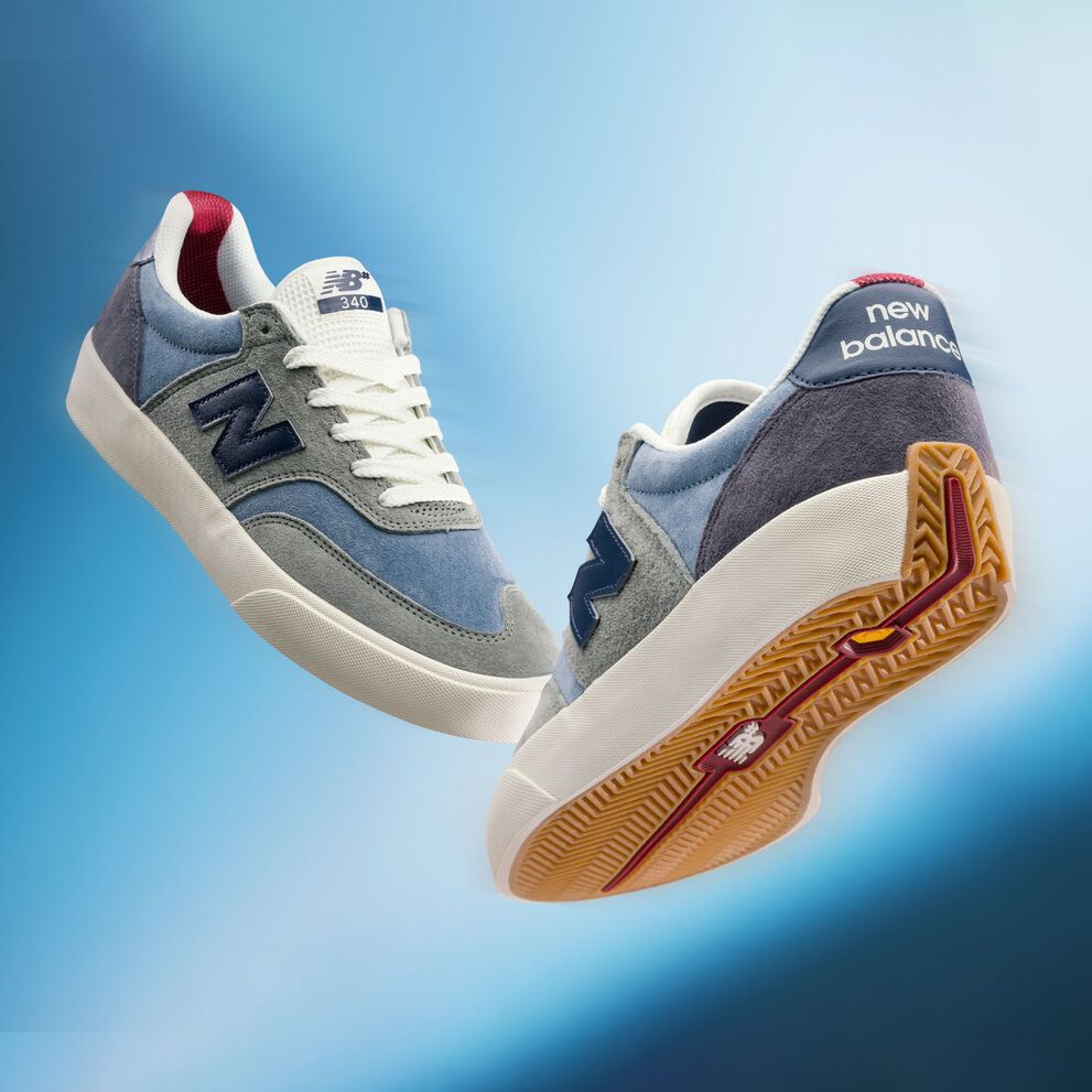 Une paire de chaussures Numeric 340 sur un fond bleu.
