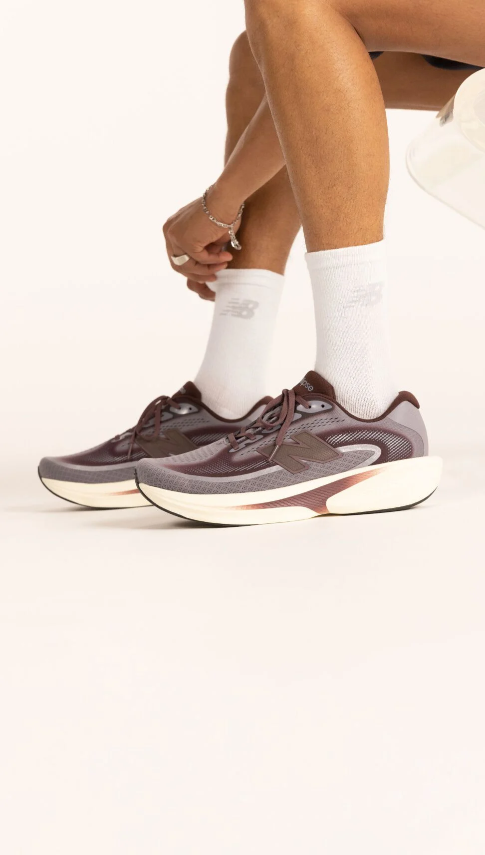 Une paire d'Ellipse &laquo; Crimson Fog &raquo; sur fond gris