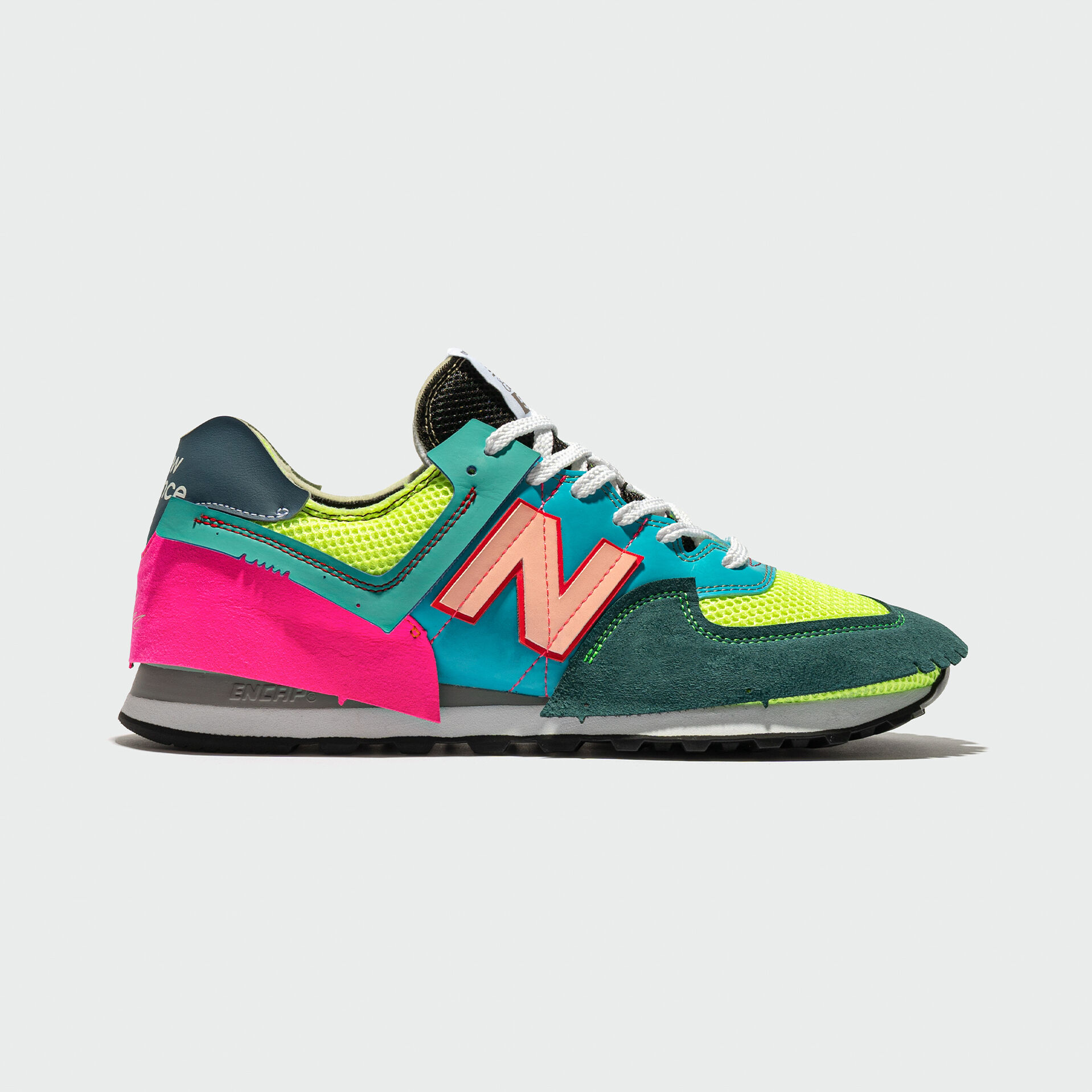 Une chaussure multicolore Jaden 574 sur fond gris