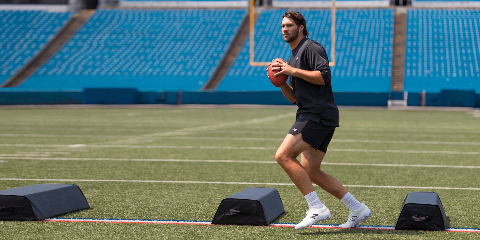 Josh Allen tenant un ballon de football.