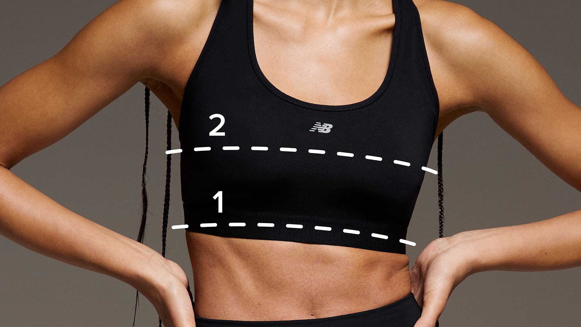 Une femme portant un soutien-gorge de sport avec des lignes pointillées ajoutées sur l'image pour indiquer où mesurer pour obtenir la bonne taille.