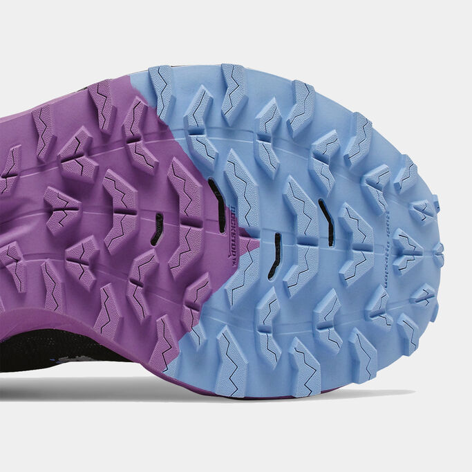 Le dessous de la chaussure de randonnée met l'accent sur le motif de la semelle.