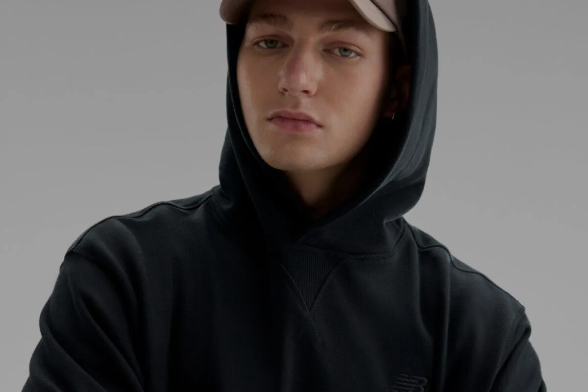 Gros plan sur un homme portant un sweat-shirt noir.