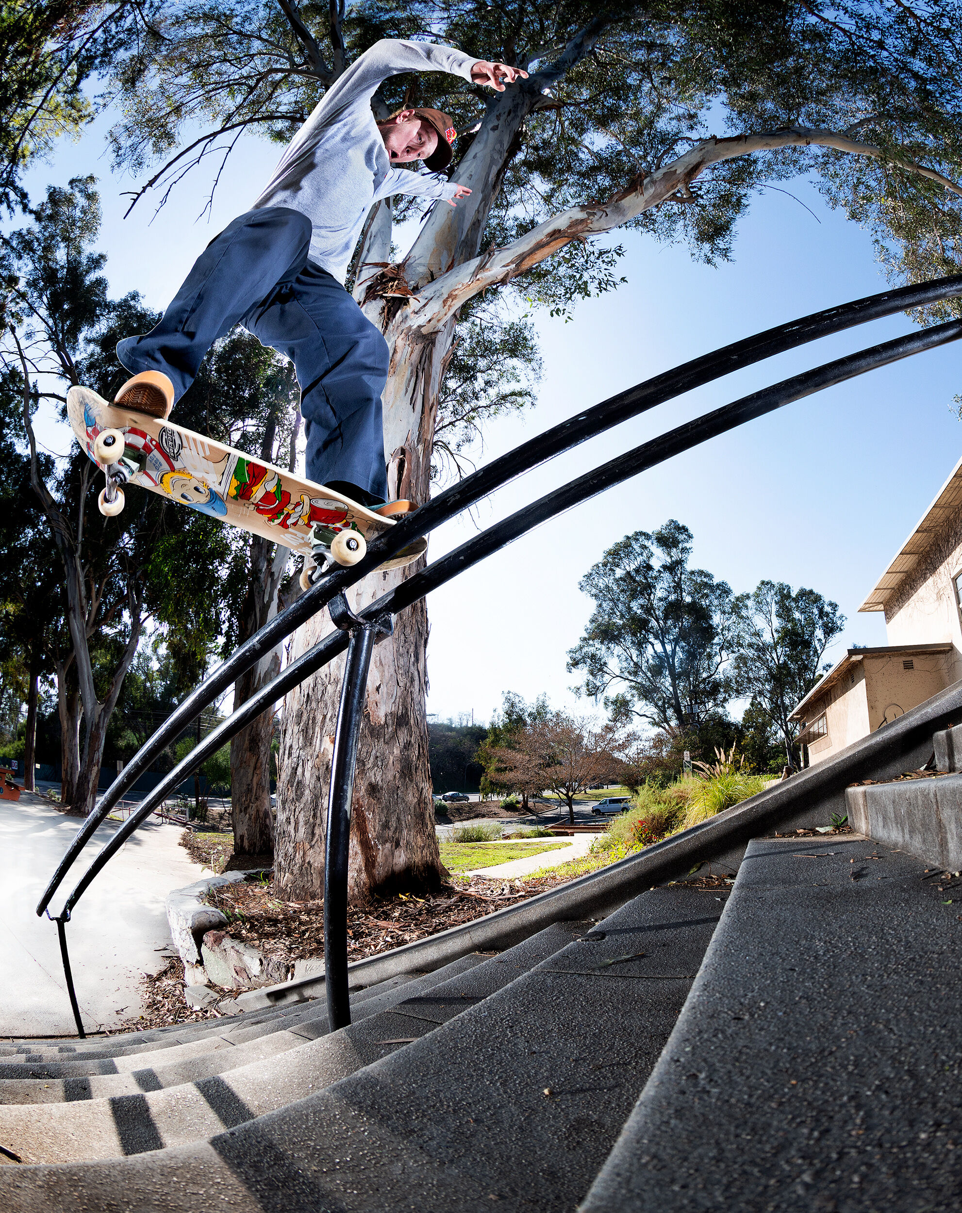 Jamie Foy glisse sur une rampe d'escalier.
