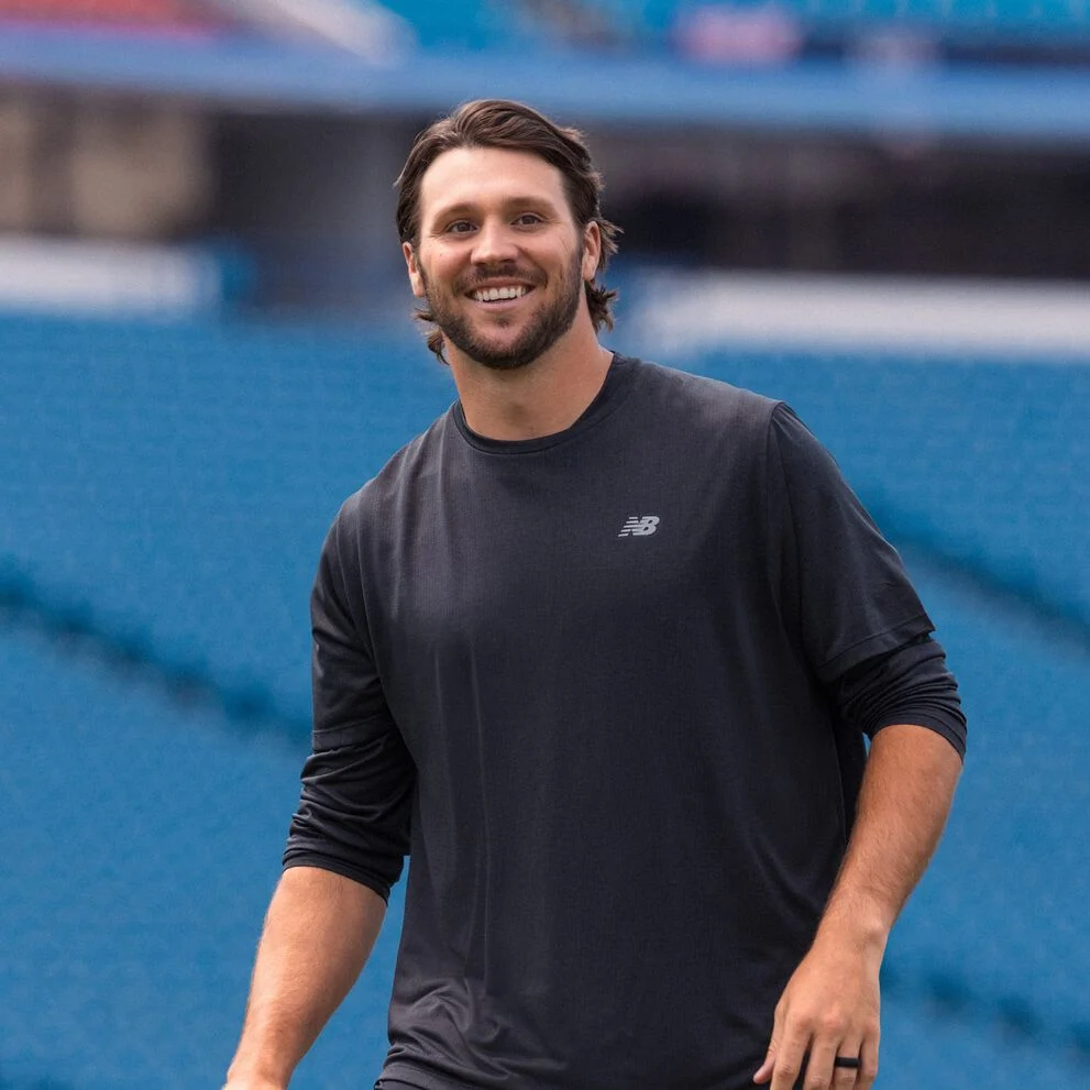 Josh Allen se tient dans un stade de football