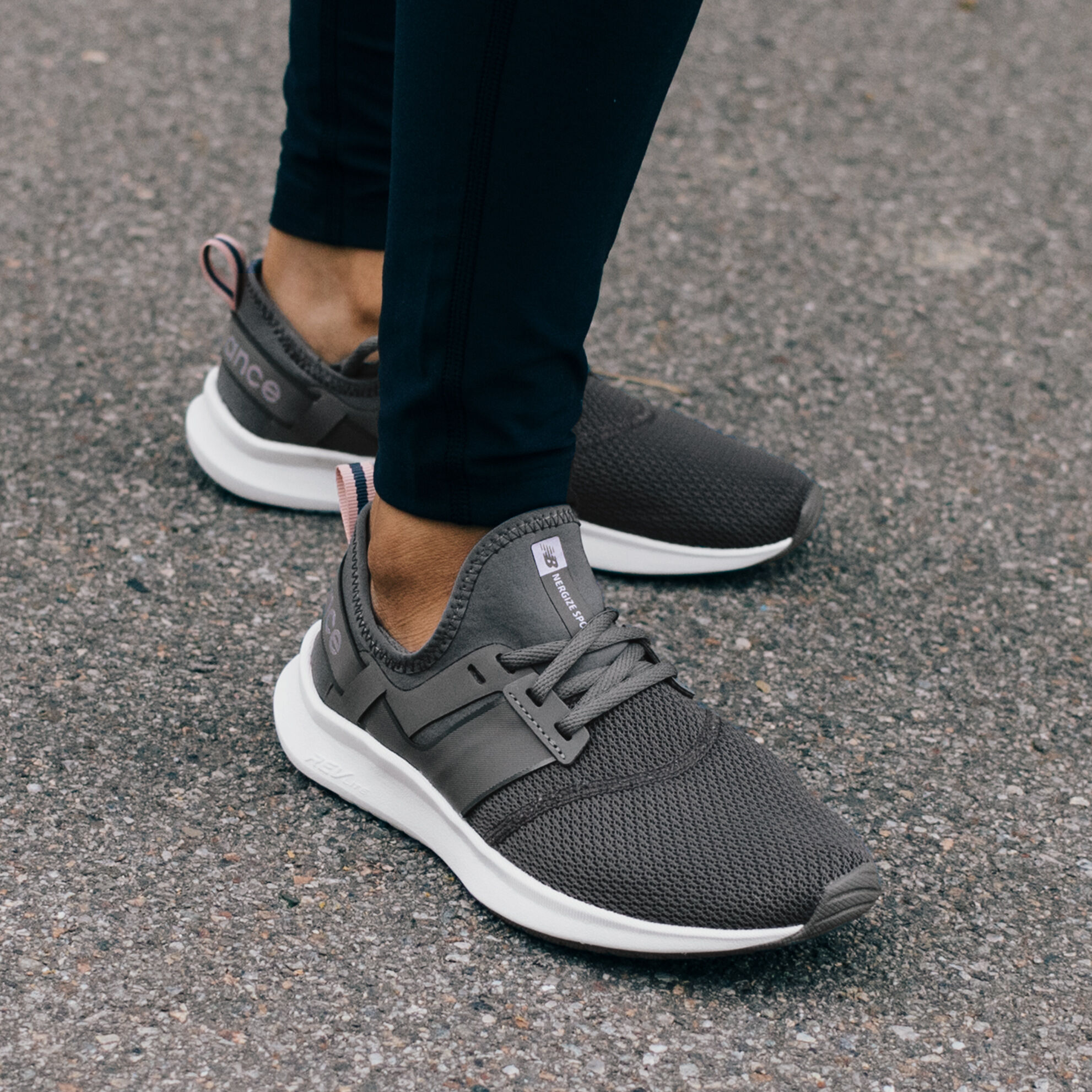 Baskets Nergize Sport gris foncé pour femmes, portées avec des jambières