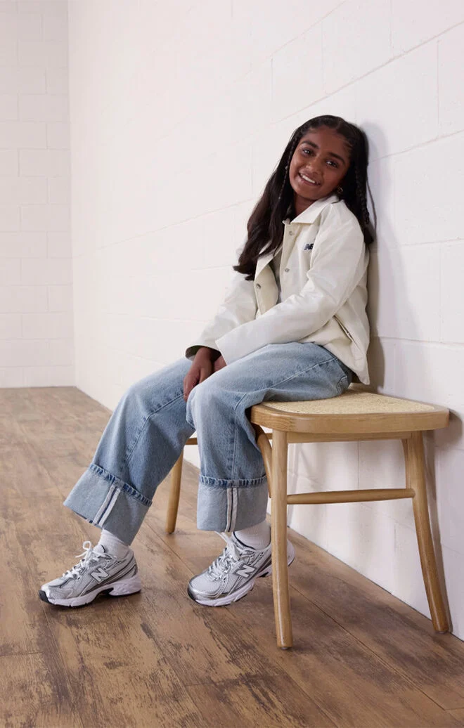 Fille assise sur un banc en bois 
