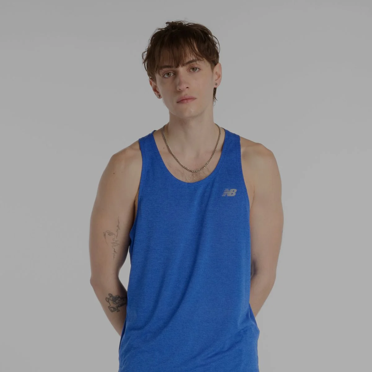 Homme portant un débardeur New Balance bleu.
