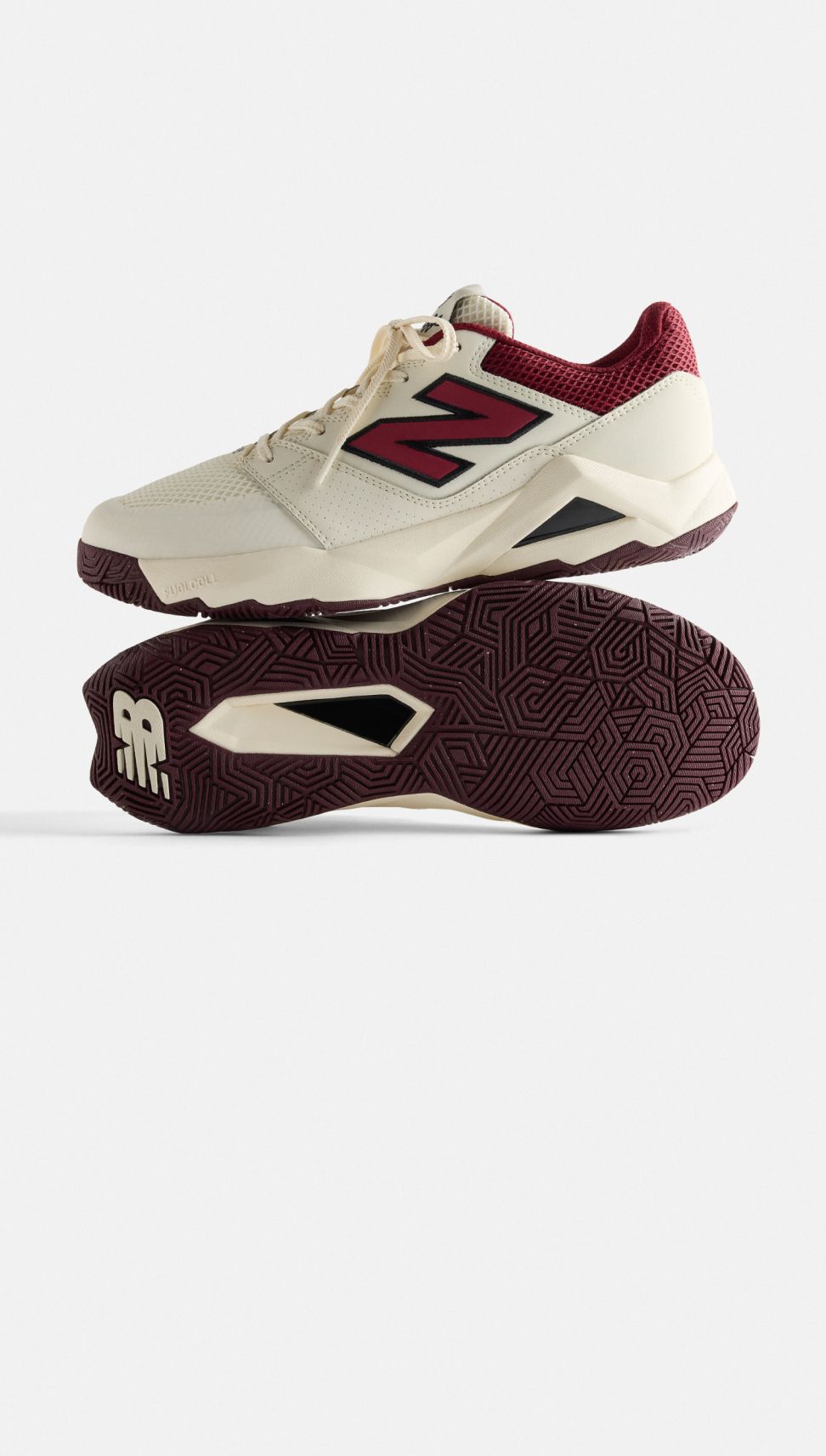 Une chaussure Coco Delray sur un fond gris.