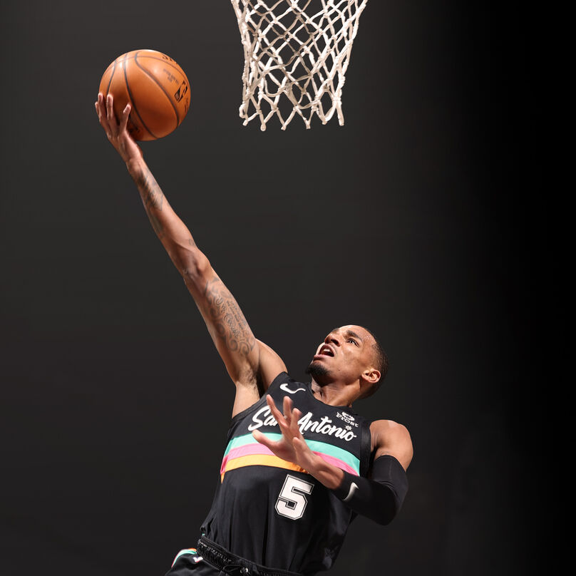 Le numéro 5 des Spurs fonce vers le panier pour réaliser un dunk.