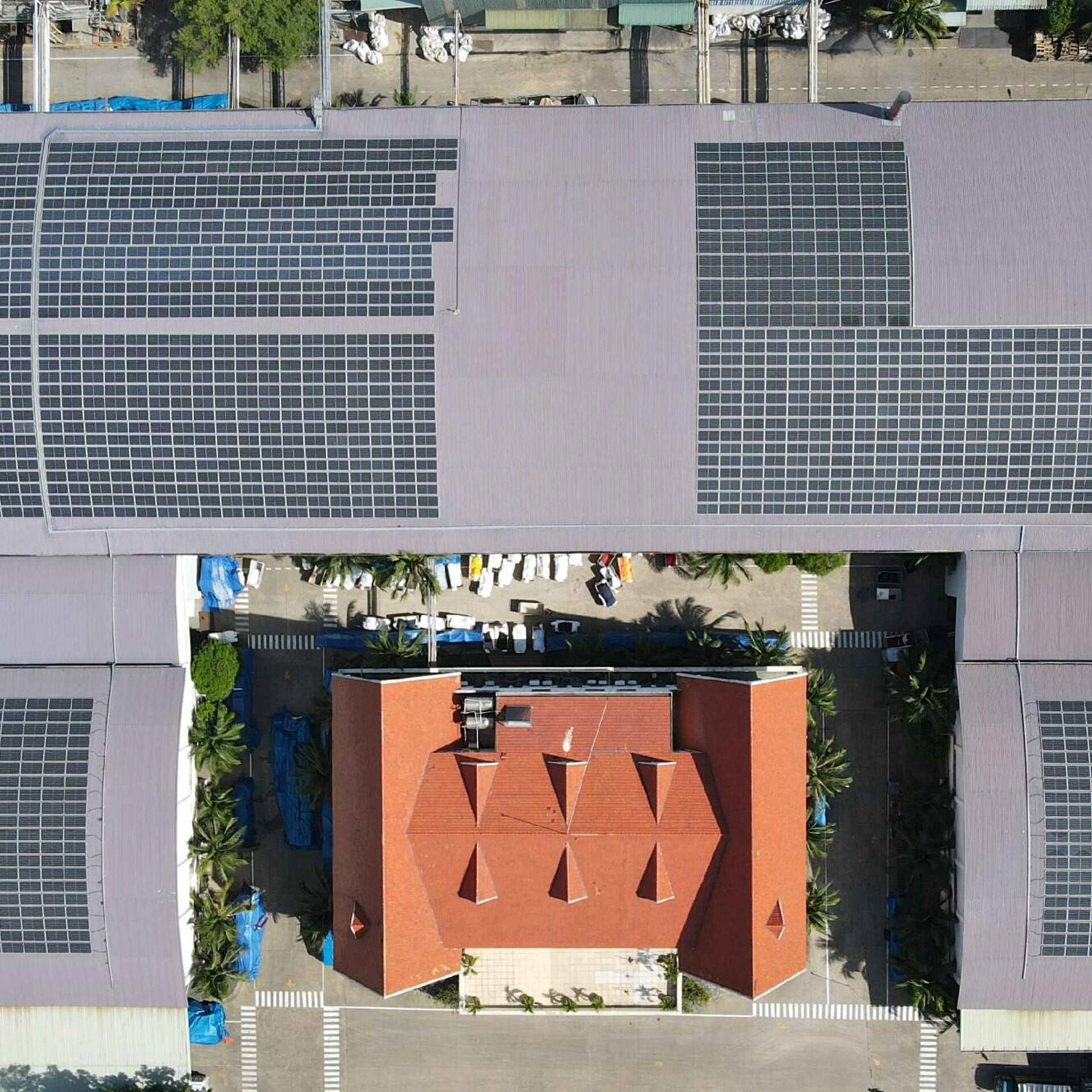 Bâtiments équipés de panneaux solaires sur les toits