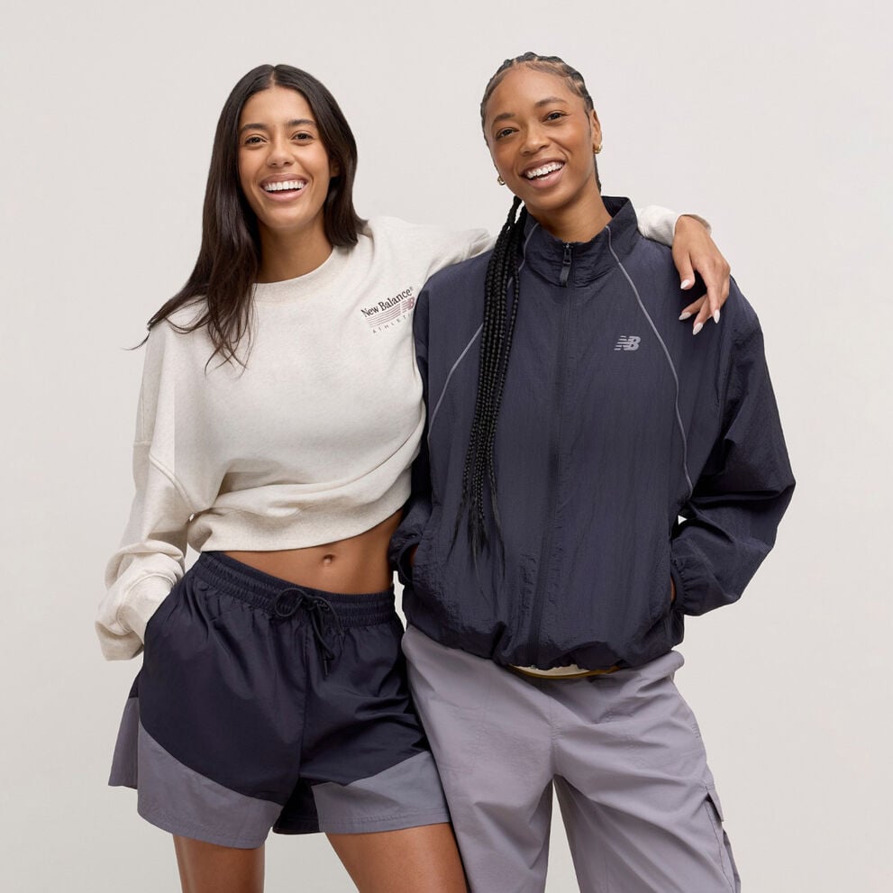 Deux femmes debout dos &agrave; dos et regardant l&rsquo;objectif.