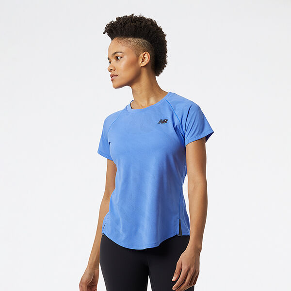 Femme portant un t-shirt NB bleu clair à manches courtes et des collants noirs