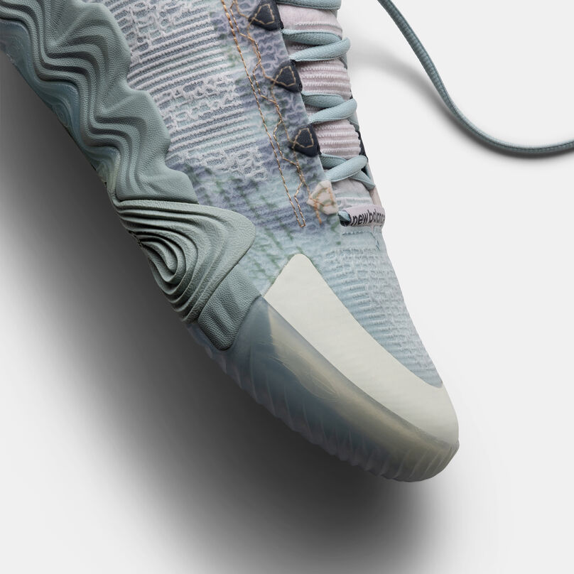Vue rapprochée du bout de la chaussure de basketball.