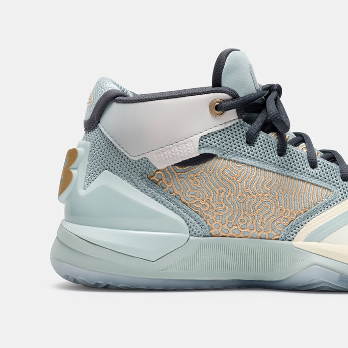 Vue rapprochée du côté de la chaussure de basketball vert clair.