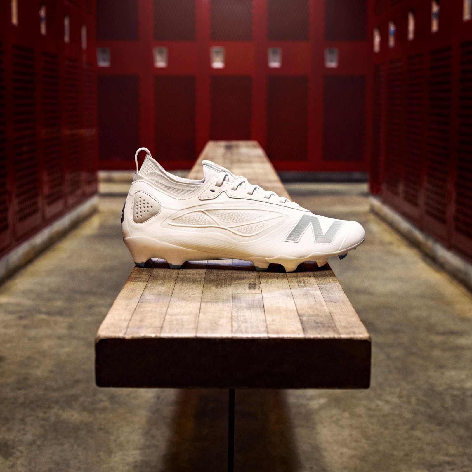 Un crampon Rev X blanc dans un vestiaire.