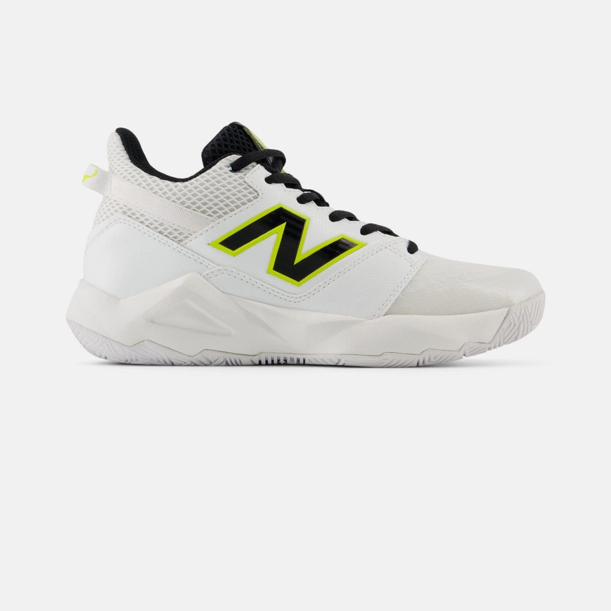 Vue de profil d&rsquo;une chaussure de tennis New Balance blanche sur fond blanc, dot&eacute;e d&rsquo;une tige respirante en maille et en mati&egrave;re synth&eacute;tique, d&rsquo;un logo &laquo;&nbsp;N&nbsp;&raquo; au contour jaune n&eacute;on, de lacets noirs, d&rsquo;un avant-pied renforc&eacute; et d&rsquo;une semelle ext&eacute;rieure en caoutchouc durable con&ccedil;ue pour l&rsquo;adh&eacute;rence sur le terrain.&nbsp;