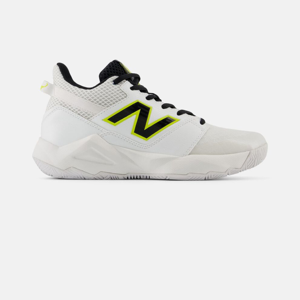 Vue de profil d&rsquo;une chaussure de tennis New Balance blanche sur fond blanc, dot&eacute;e d&rsquo;une tige respirante en maille et en mati&egrave;re synth&eacute;tique, d&rsquo;un logo &laquo;&nbsp;N&nbsp;&raquo; au contour jaune n&eacute;on, de lacets noirs, d&rsquo;un avant-pied renforc&eacute; et d&rsquo;une semelle ext&eacute;rieure en caoutchouc durable con&ccedil;ue pour l&rsquo;adh&eacute;rence sur le terrain.&nbsp;