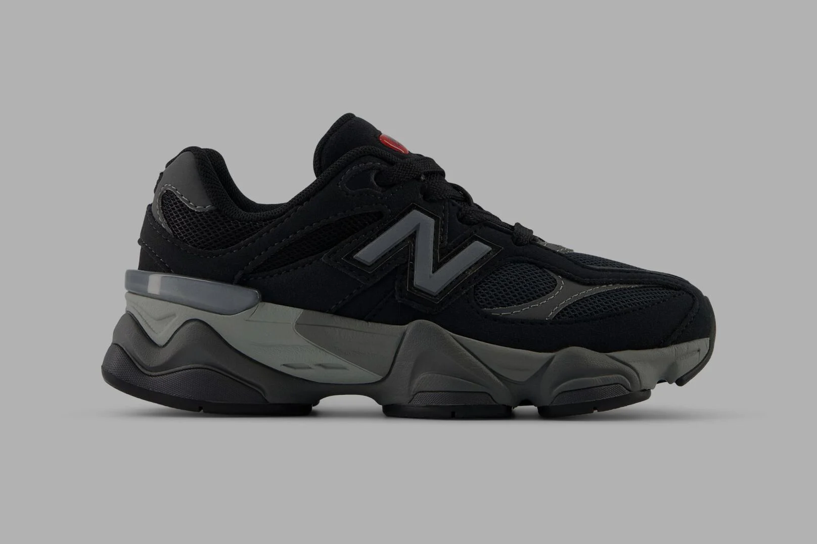 Vue latérale de la New Balance 9060 noire.