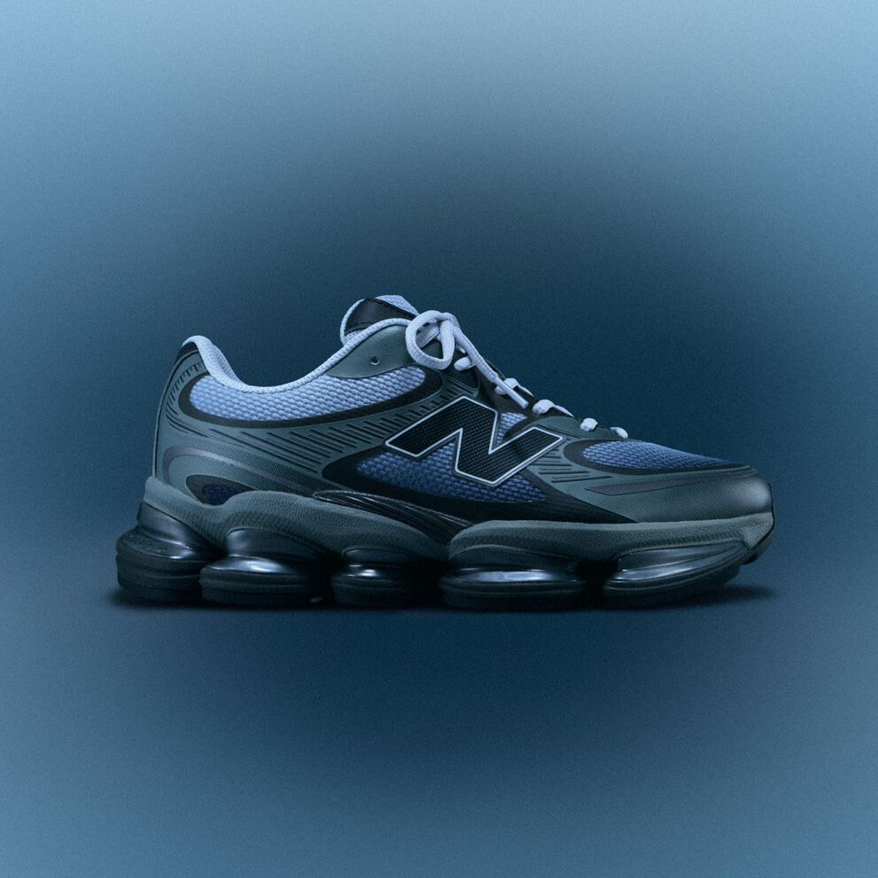 Une chaussure bleue et argentée posée sur un fond de couleur similaire.