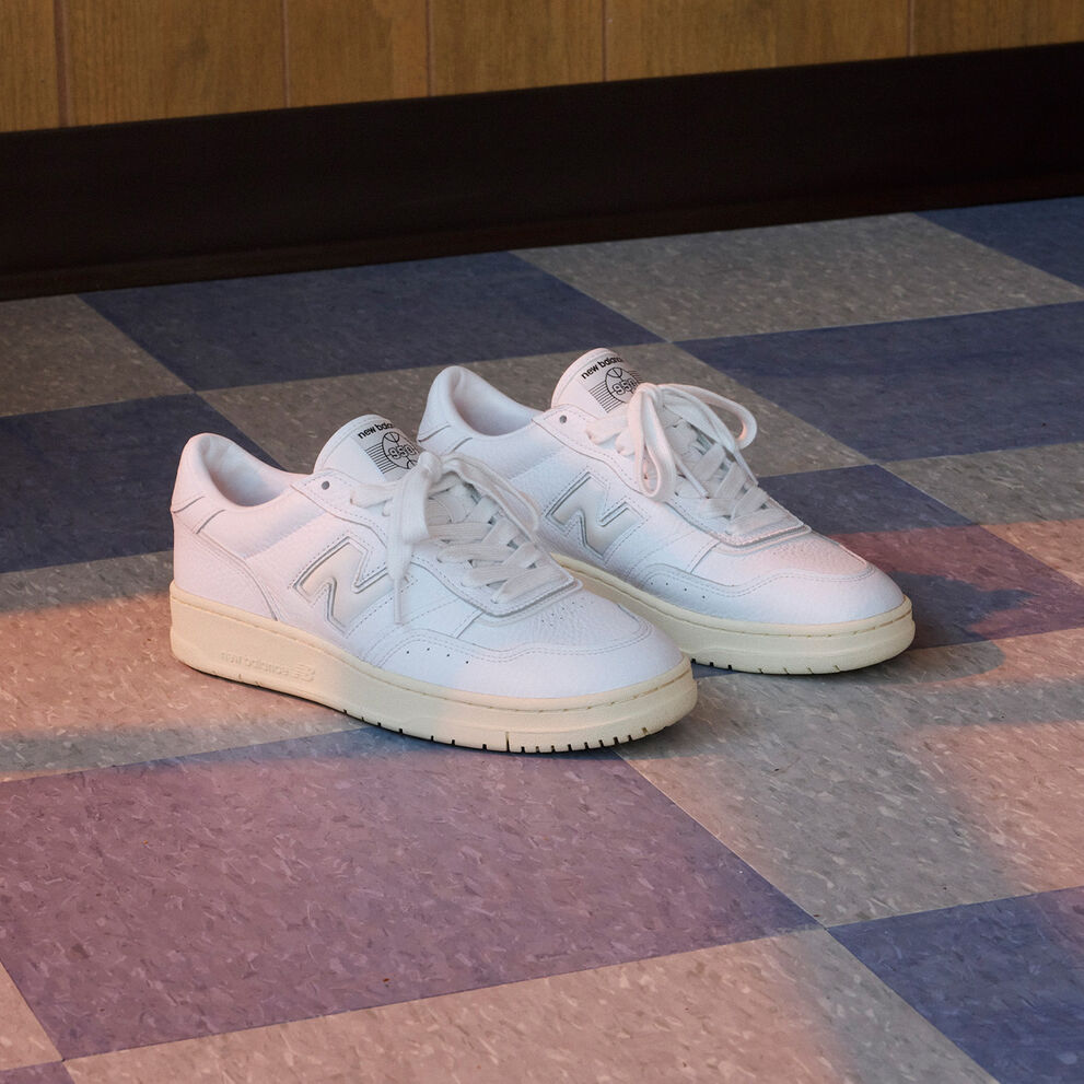 Paire de 950 blanches sur un plancher en carrelage