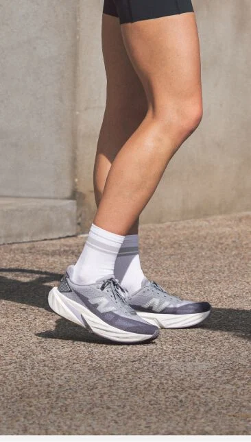 Vue de profil sur mannequin, plan d&rsquo;action cadr&eacute; aux genoux des chaussures grises.