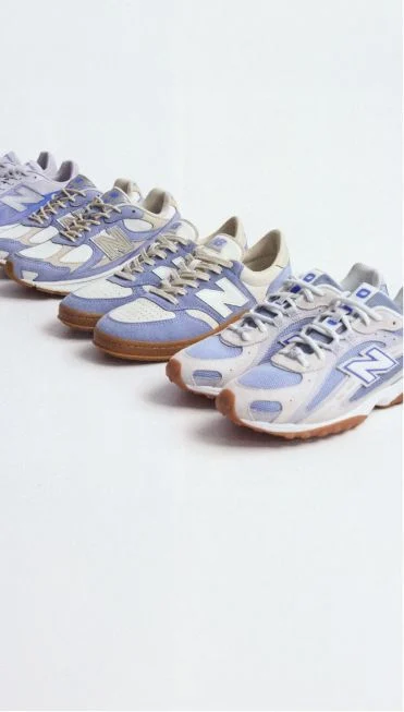 Chaussures Blue 2010, 204L, Rebel v5 et T500 sur fond blanc.