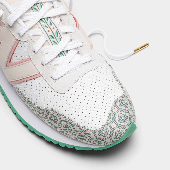 Les détails du motif rose et vert montrés sur le bout de pied.