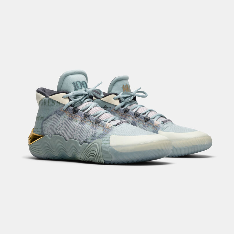 Deux chaussures bleu clair sur fond gris clair.