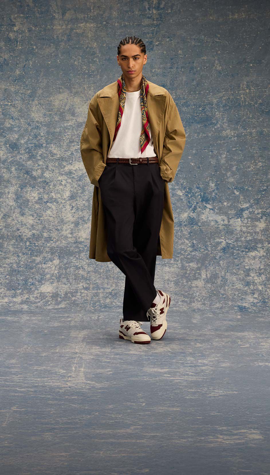 Man wearing a pair of 550s