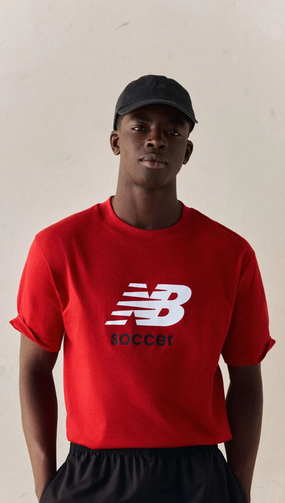 Une personne portant un t-shirt &agrave; motif de soccer.