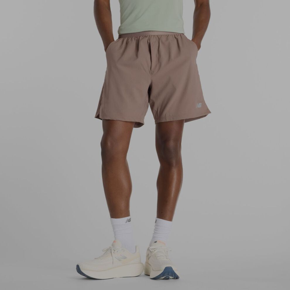 Personne portant un short New Balance marron.