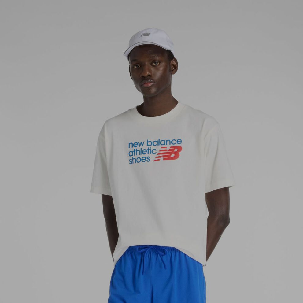 Homme portant une chemise blanche New Balance.