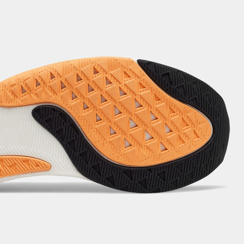 Vue resserrée du côté d'une chaussure de course FuelCell Rebel v2 NB pour hommes
