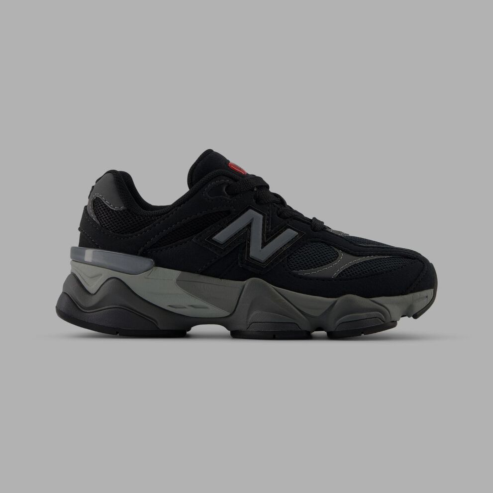 Vue latérale de la New Balance 9060 noire.