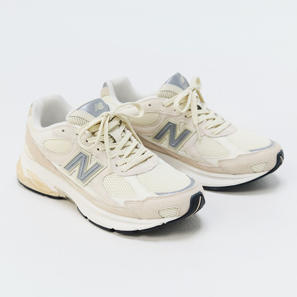 Une paire de baskets New Balance sur fond blanc