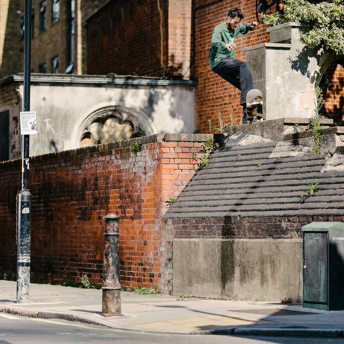 Le planchiste professionnel Tom Knox exécute un saut sur un mur de béton.