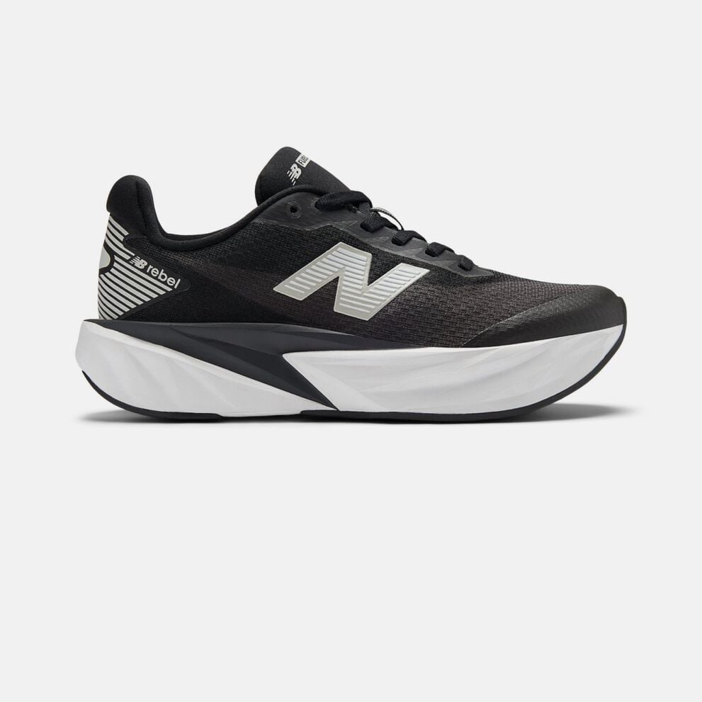 Vue de profil d&rsquo;une chaussure de course New Balance noire sur fond blanc, dot&eacute;e d&rsquo;une tige en maille respirante, d&rsquo;un logo &laquo;&nbsp;N&nbsp;&raquo; argent r&eacute;fl&eacute;chissant, d&rsquo;un col rembourr&eacute; et d&rsquo;une semelle intercalaire &eacute;paisse sculpt&eacute;e blanche et noire.&nbsp;