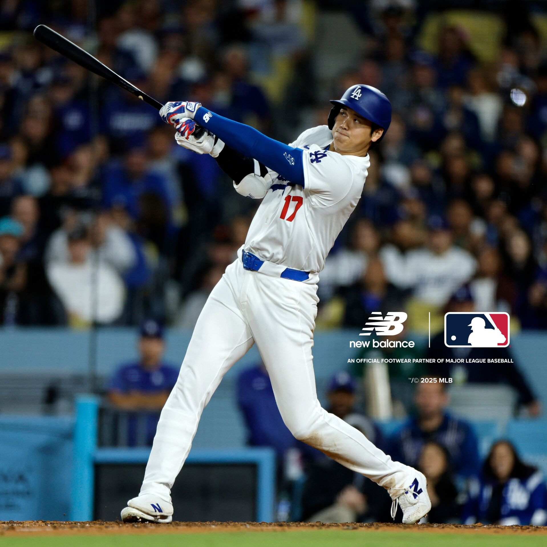 Shohei Ohtani brandissant un bâton dans son uniforme des Dodgers.