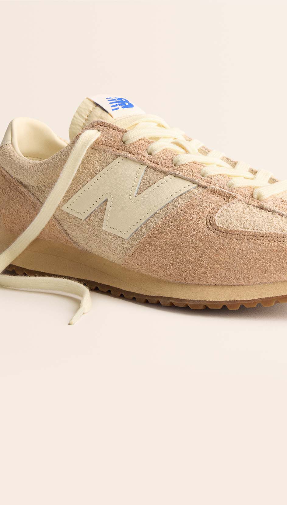 Une image en gros plan d’une basket 471 beige.
