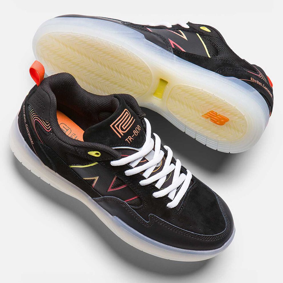 Une paire de chaussures Tiago Lemos x Roland 808 Lite en studio.
