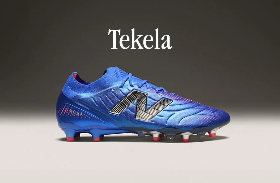 Vue latérale du crampon de soccer bleu Tekela.