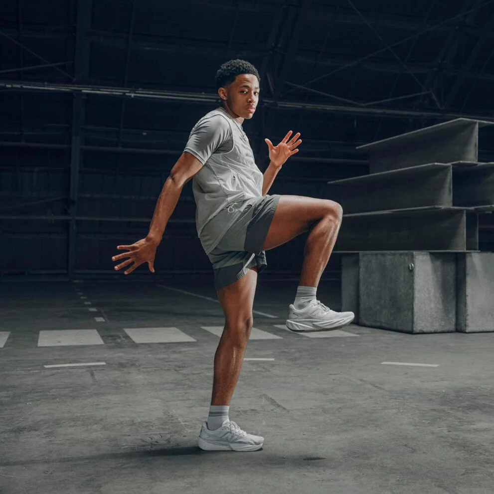 Quincy Wilson portant une paire de FuelCell Rebel gris