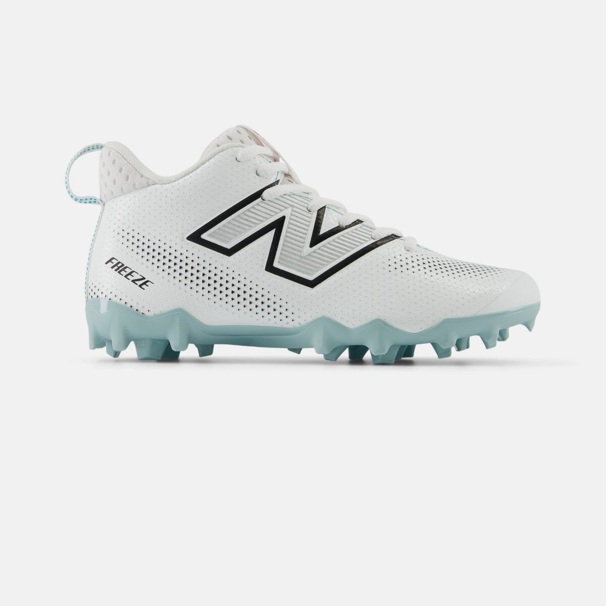 Vue de profil d&rsquo;un crampon de crosse New Balance blanc sur fond blanc, dot&eacute; d&rsquo;une tige synth&eacute;tique perfor&eacute;e, d&rsquo;un logo &laquo;&nbsp;N&nbsp;&raquo; au contour noir, d&rsquo;un col mi-montant &agrave; la cheville, de crampons moul&eacute;s turquoise pour l&rsquo;adh&eacute;rence sur le terrain et d&rsquo;une inscription &laquo;&nbsp;FREEZE&nbsp;&raquo; pr&egrave;s du talon.&nbsp;