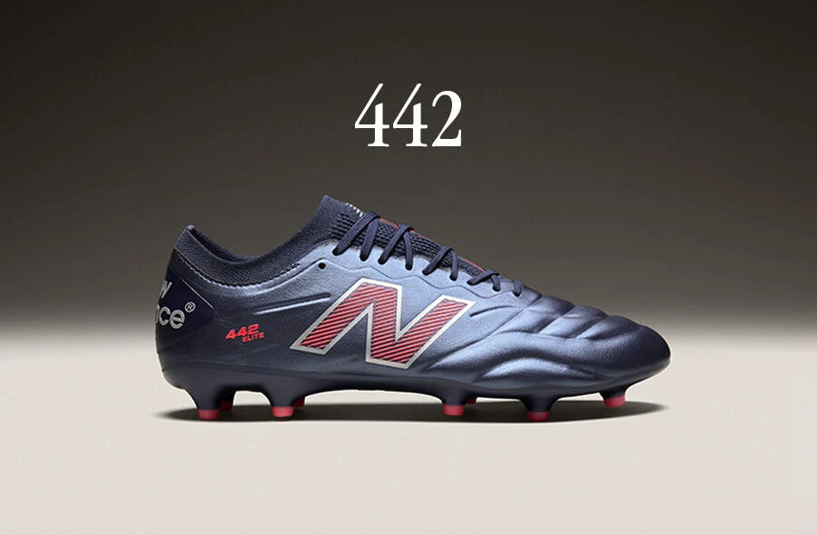 Vue latérale du crampon de soccer bleu 442.